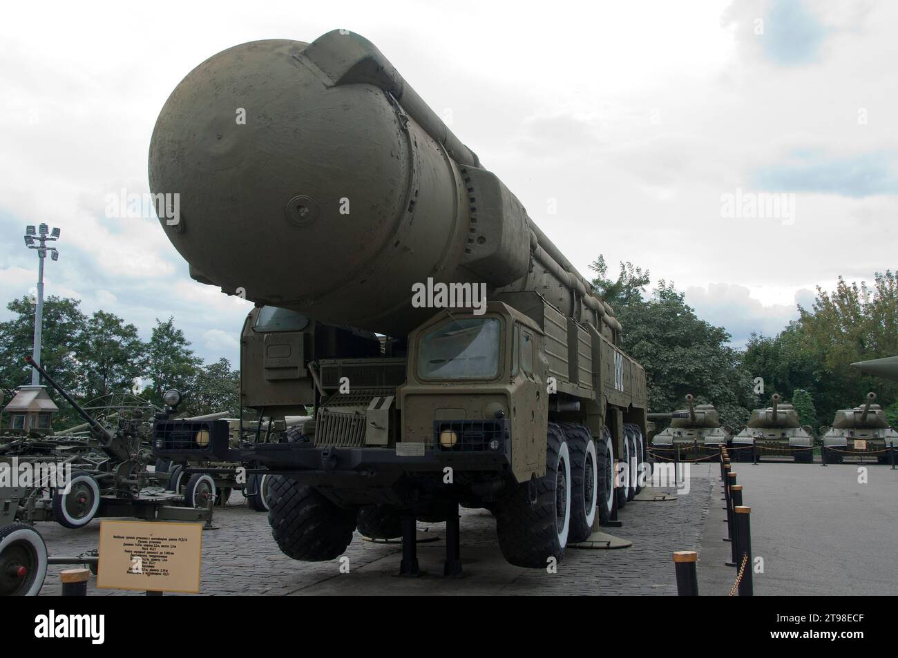 RT-14:00 Uhr Topol (SS-25) ICBM-Trägerrakete am Nationalmuseum für die Geschichte der Ukraine im Zweiten Weltkrieg in Kiew, Ukraine Stockfoto