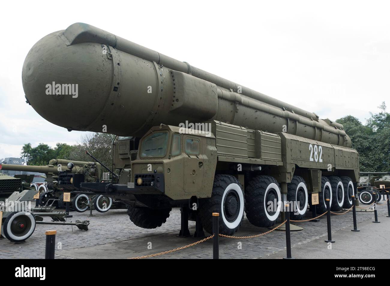 RT-14:00 Uhr Topol (SS-25) ICBM-Trägerrakete am Nationalmuseum für die Geschichte der Ukraine im Zweiten Weltkrieg in Kiew, Ukraine Stockfoto