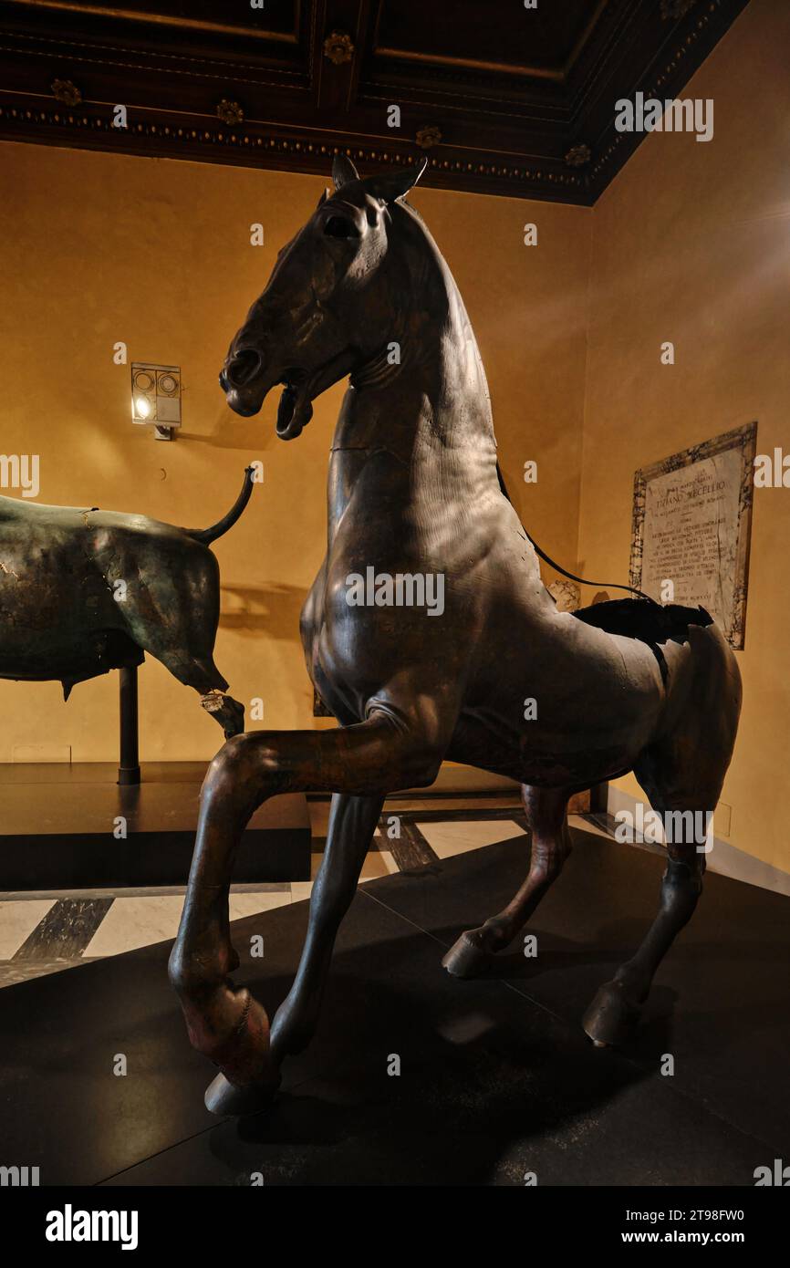 Rom, Italien - 29. Oktober 2023: Bronze-Pferdeskulptur nach einem griechischen Original aus dem 4. Jahrhundert v. Chr. im Palast des Konservators, Capitolini Museum Stockfoto