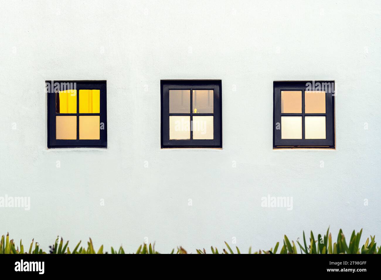 Architektonisches Konzept von 3 quadratischen Fenstern, die in 4 Quadrate unterteilt sind. Stockfoto