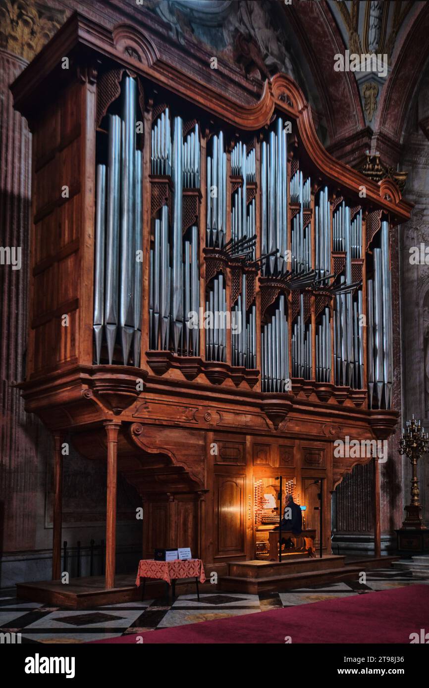 Rom, Italien - 29. Oktober 2023: Ein Mann, der eine Pfeifenorgel in der Basilika Santa Maria degli Angeli e dei Martiri spielt Stockfoto