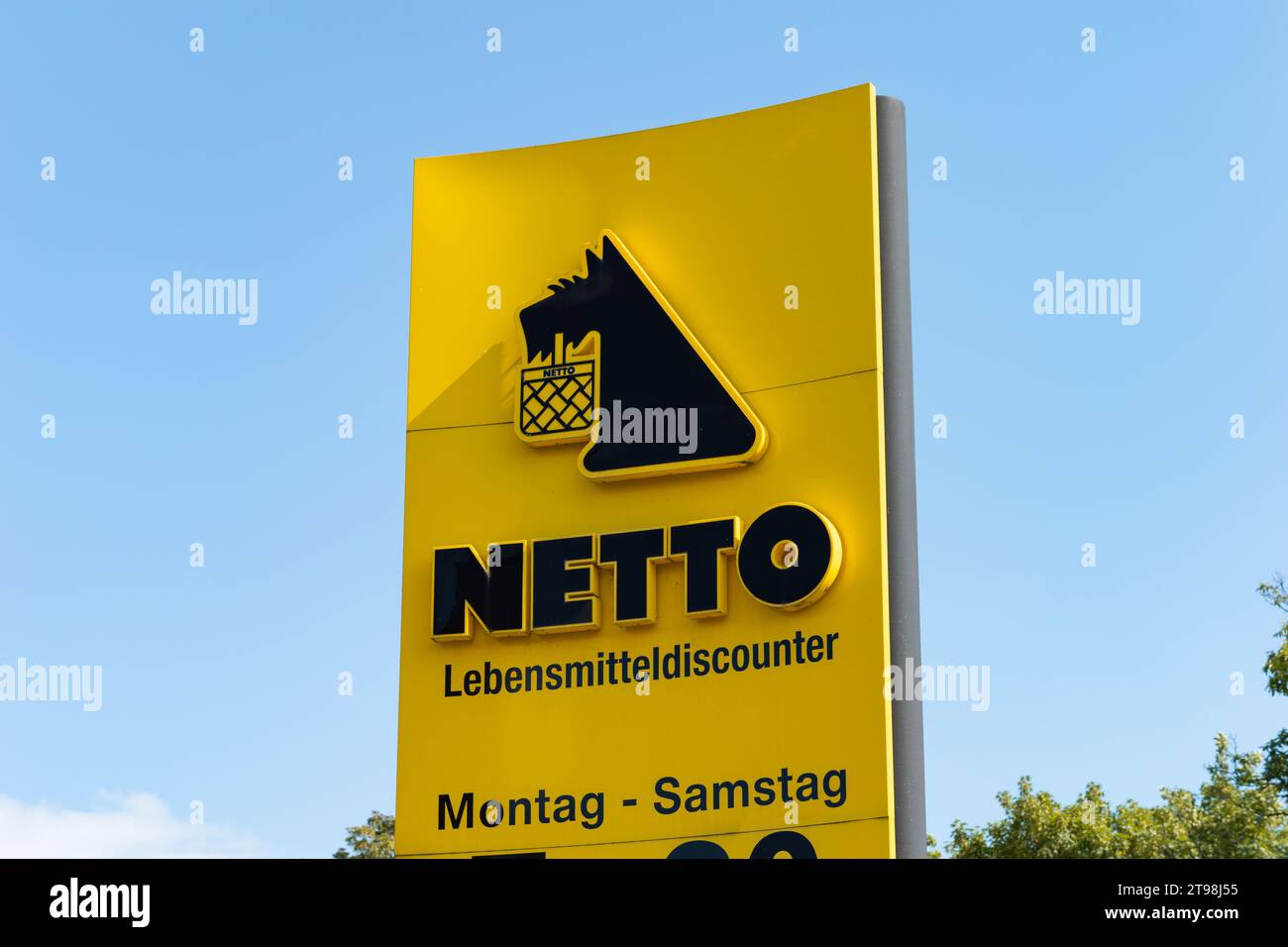 Netto Lebensmitteldiscounter (Lebensmitteldiscounter) Schild. Ein schwarzer Hund mit einem Warenkorb ist Teil des Logos. Die Lebensmittelgeschäfte befinden sich in Deutschland Stockfoto