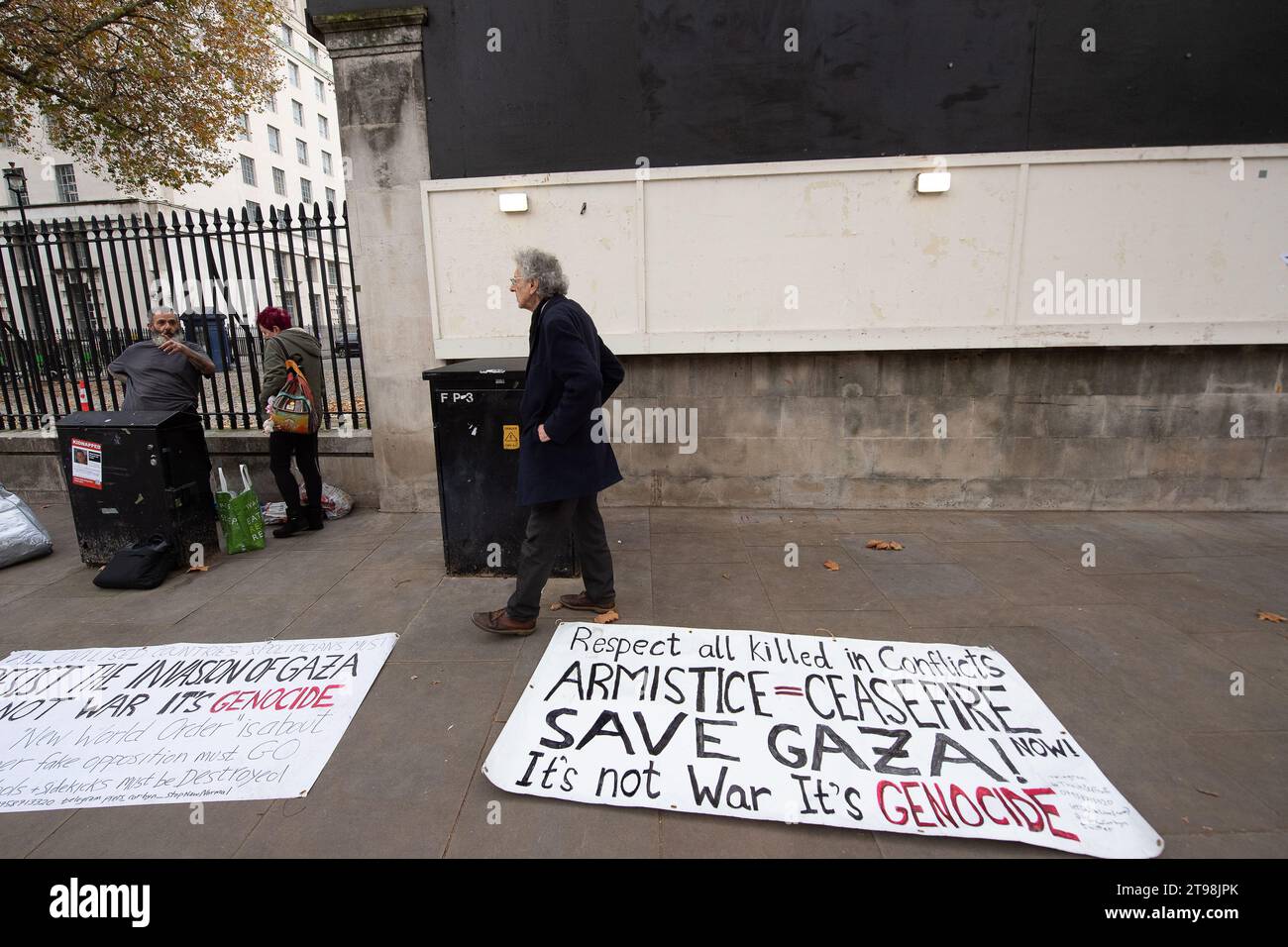 London, Großbritannien. November 2023. Piers Corbyn (M) und seine Demonstranten hinterließen Save Gaza Banner vor dem Parlament und heute auf den Straßen in Westminster, London. Piers Corbyn ist der Bruder von Jeremy Corbyn der Labour Party. Quelle: Maureen McLean/Alamy Live News Stockfoto