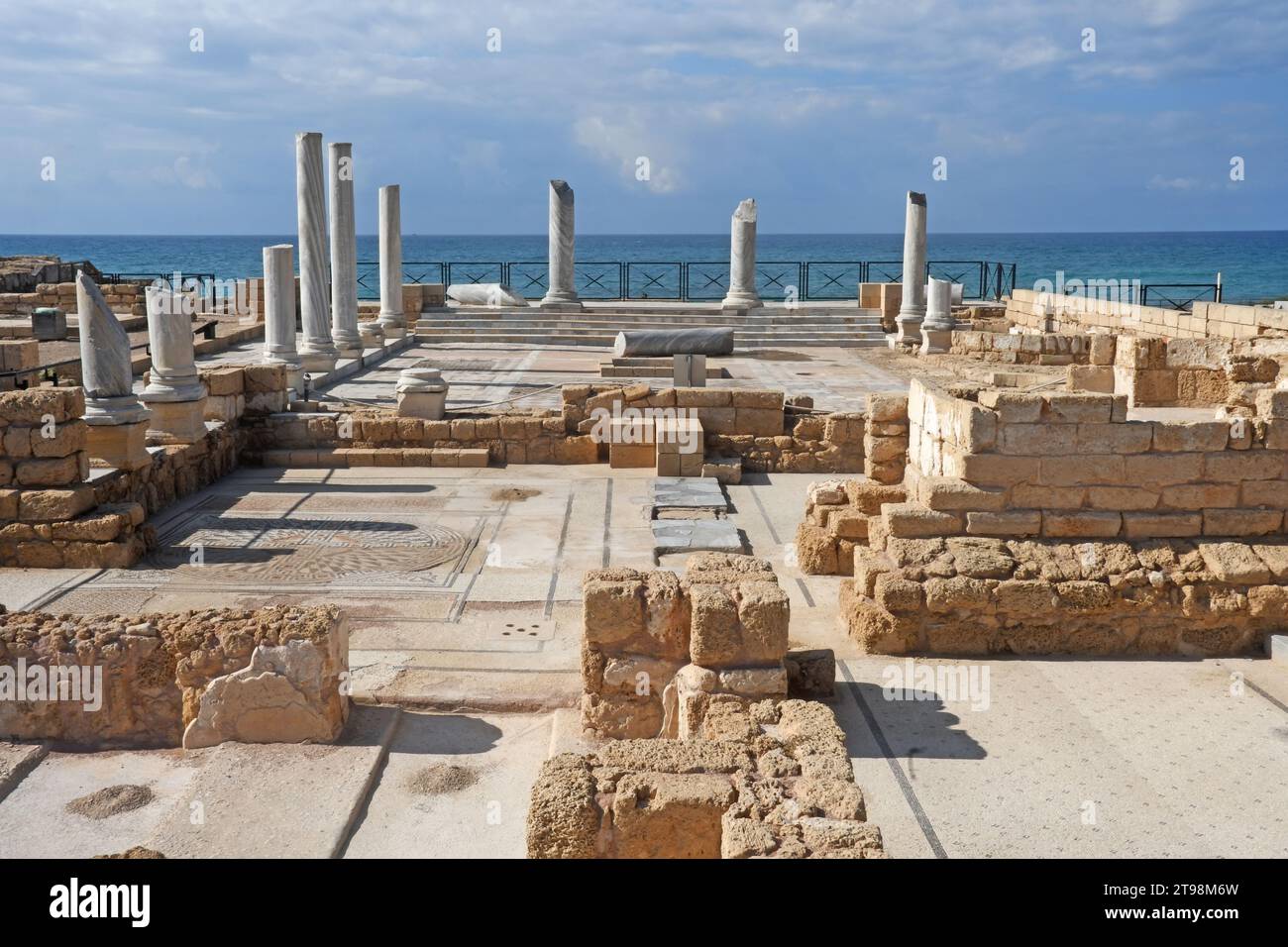 Alte Marmorsäulen in Caesarea. Israel. Stockfoto
