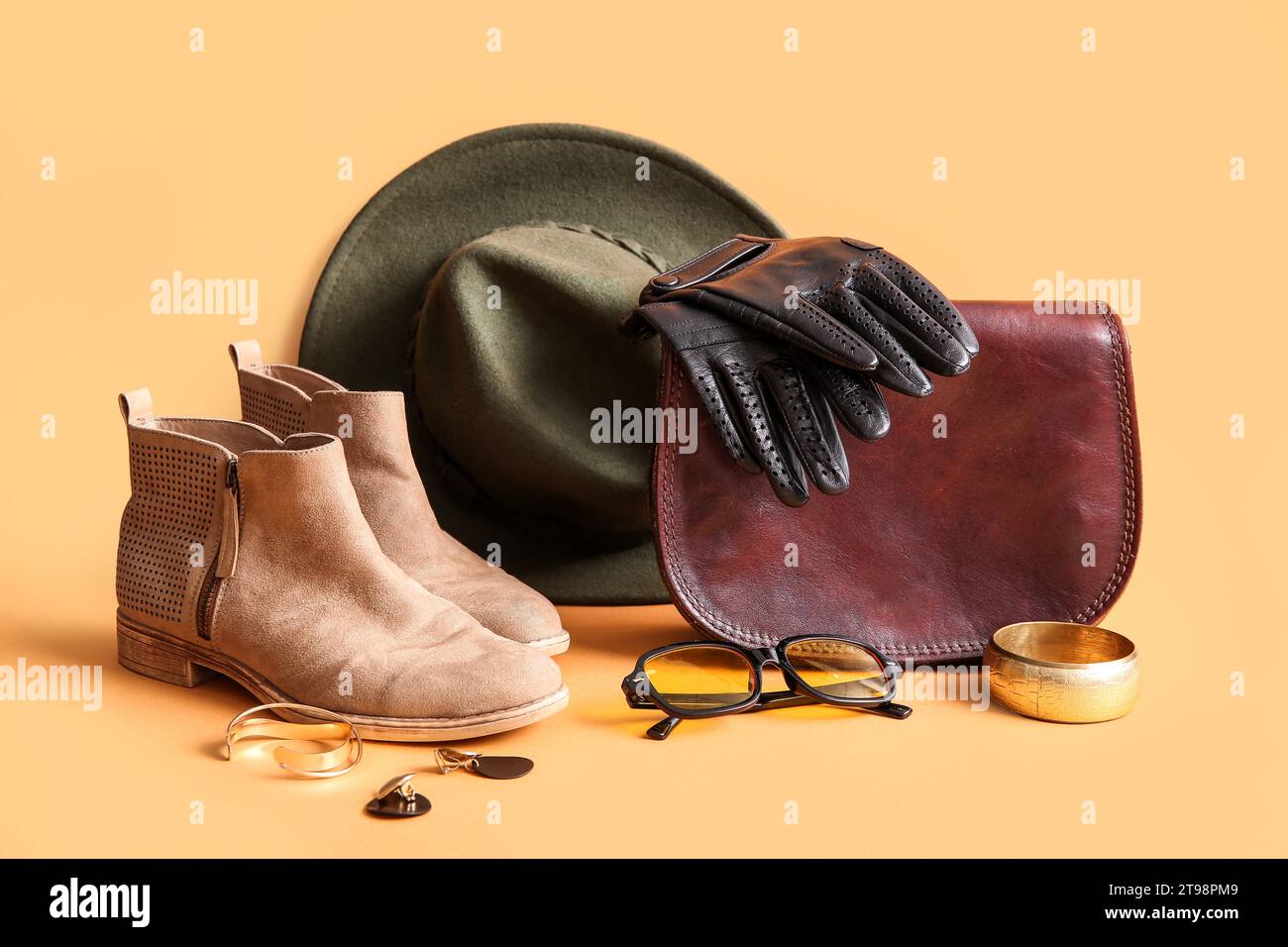 Set stilvoller weiblicher Accessoires mit Schuhen auf farbigem Hintergrund Stockfoto