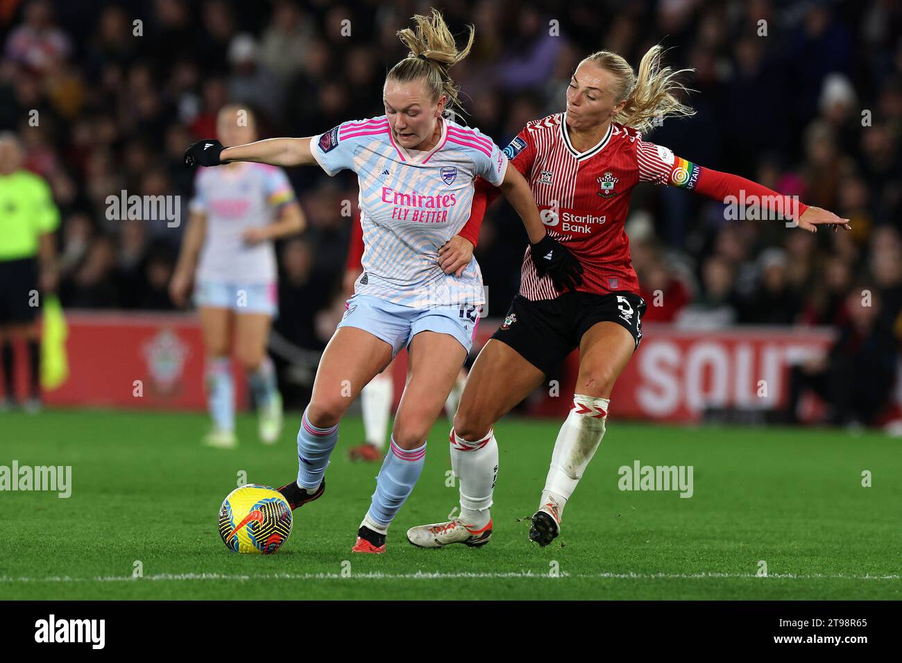 Southampton, Großbritannien. November 2023. Frida Maanum (12 Arsenal) und Rosie Parnell (5 Southampton) kämpfen um den Besitz während des FA Women's Continental Tyres League Cup Fußballspiels zwischen Southampton und Arsenal in St Marys in Southampton, England. (James Whitehead/SPP) Credit: SPP Sport Press Photo. /Alamy Live News Stockfoto