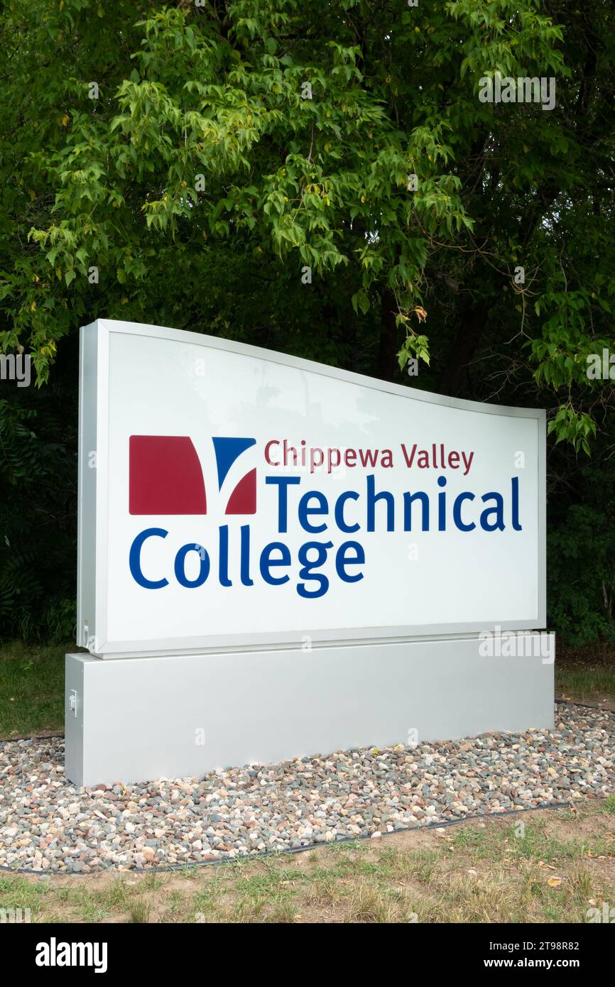 RIVER FALLS, WI, USA - 22. JULI 2023: Eintrittsschild auf dem Campus des Chippewa Valley Technical College. Stockfoto