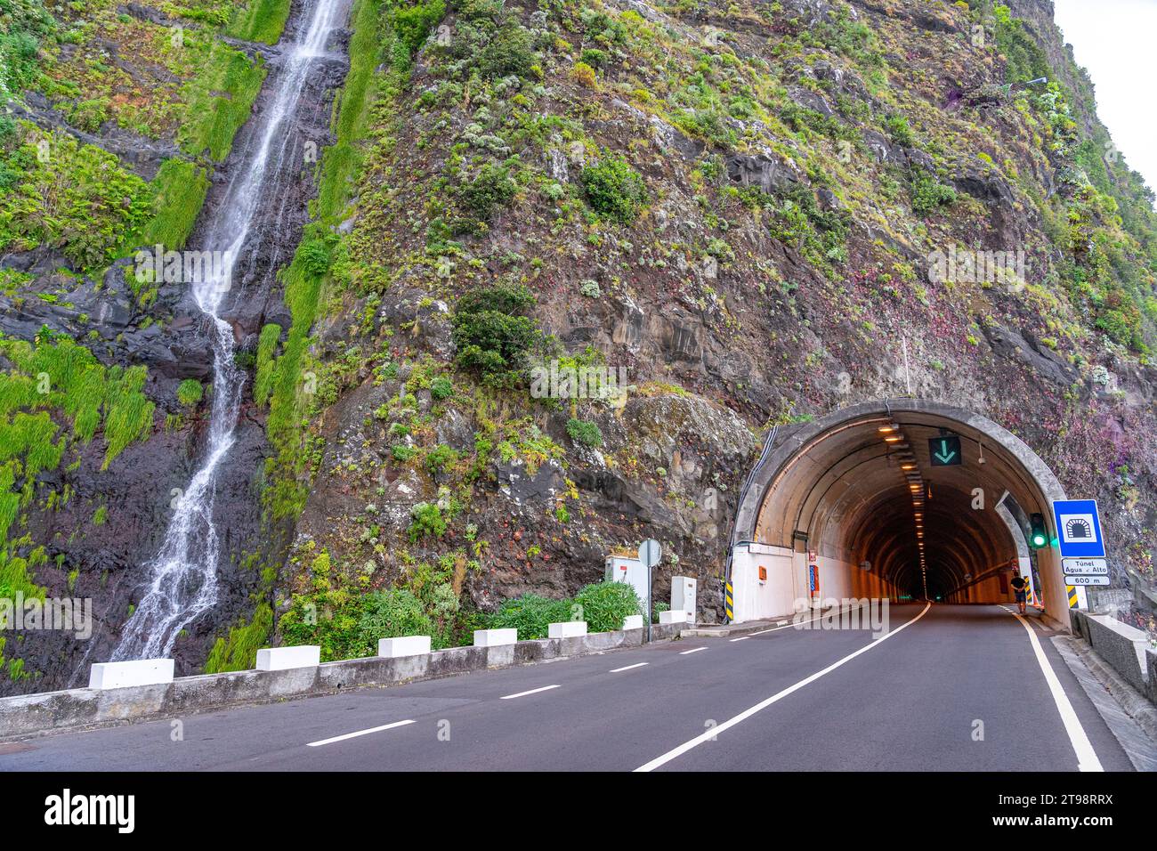 Eingang zum Straßentunnel namens Agua Alto, 600 Meter lang, Madeira Island. Stockfoto