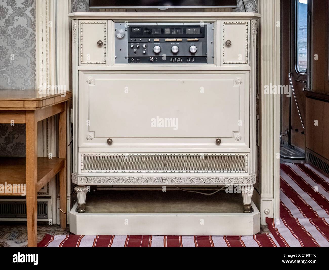 Oldtimer-Radio im Präsidentenzug im Bahnhof Petrosani, Hunedoara, Rumänien. Stockfoto