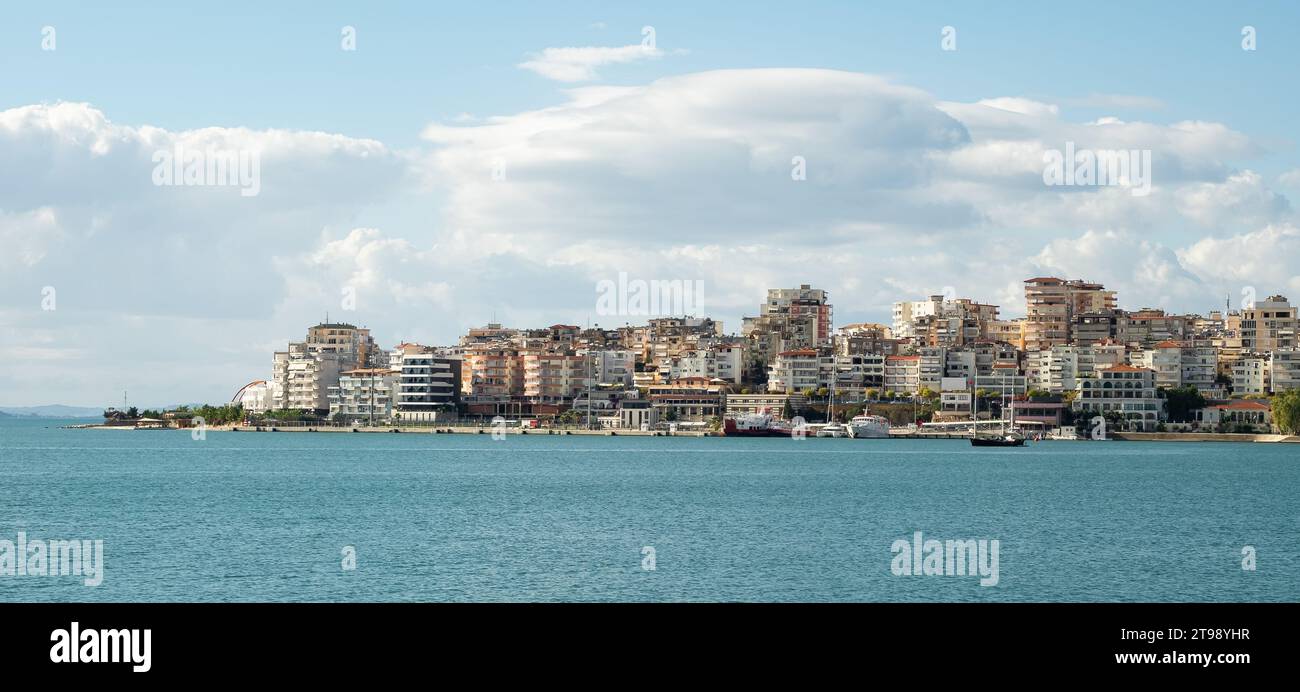 Wunderschöne Landschaft von Saranda. Albanien. Panorama der Stadt. Promenade. Stadthafen. Stadtstrand. Das Ionische Meer. Albanische Riviera. Reisekonzept b Stockfoto