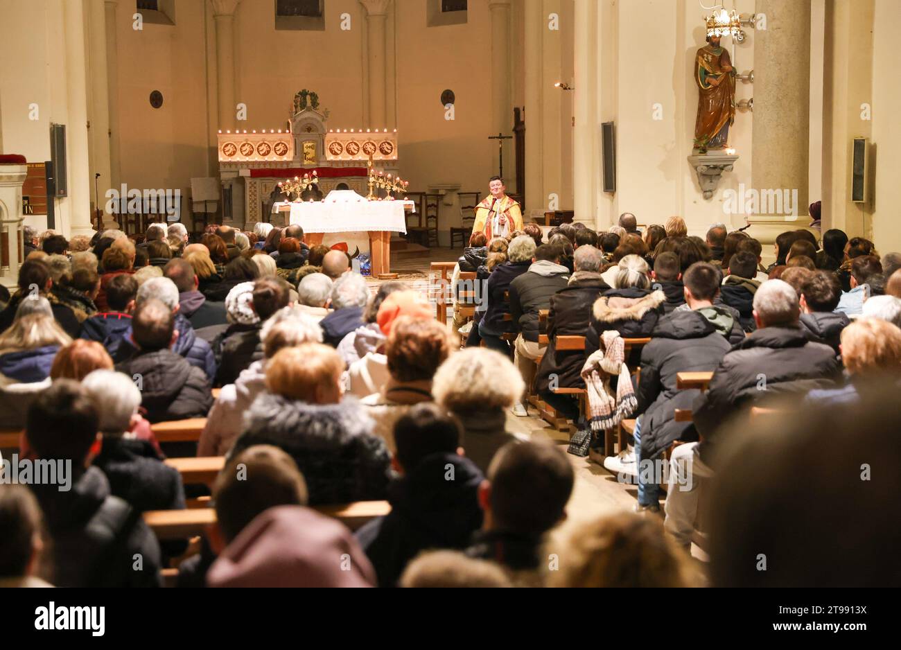 © PHOTOPQR/LE DAUPHINE/Fabrice HEBRARD ; Crépol ; 23/11/2023 ; FAITS DIVERS/RELIGION/Une veillée a réunis environs 500 personne se sont retrouvés à l'église de Crépol en la mémoire de Thomas PEROTTO tué dans la nuit de samedi à dimanche 19 novembre lors d'un bal/Crepol, Frankreich, 23. november 2023. Eine Mahnwache versammelte rund 500 Menschen in der Crépol-Kirche zum Gedenken an Thomas PEROTTO, der in der Nacht vom Samstag auf Sonntag, den 19. November, während eines Balls getötet wurde. Seine Beerdigung findet morgen statt. Credit: MAXPPP/Alamy Live News Stockfoto