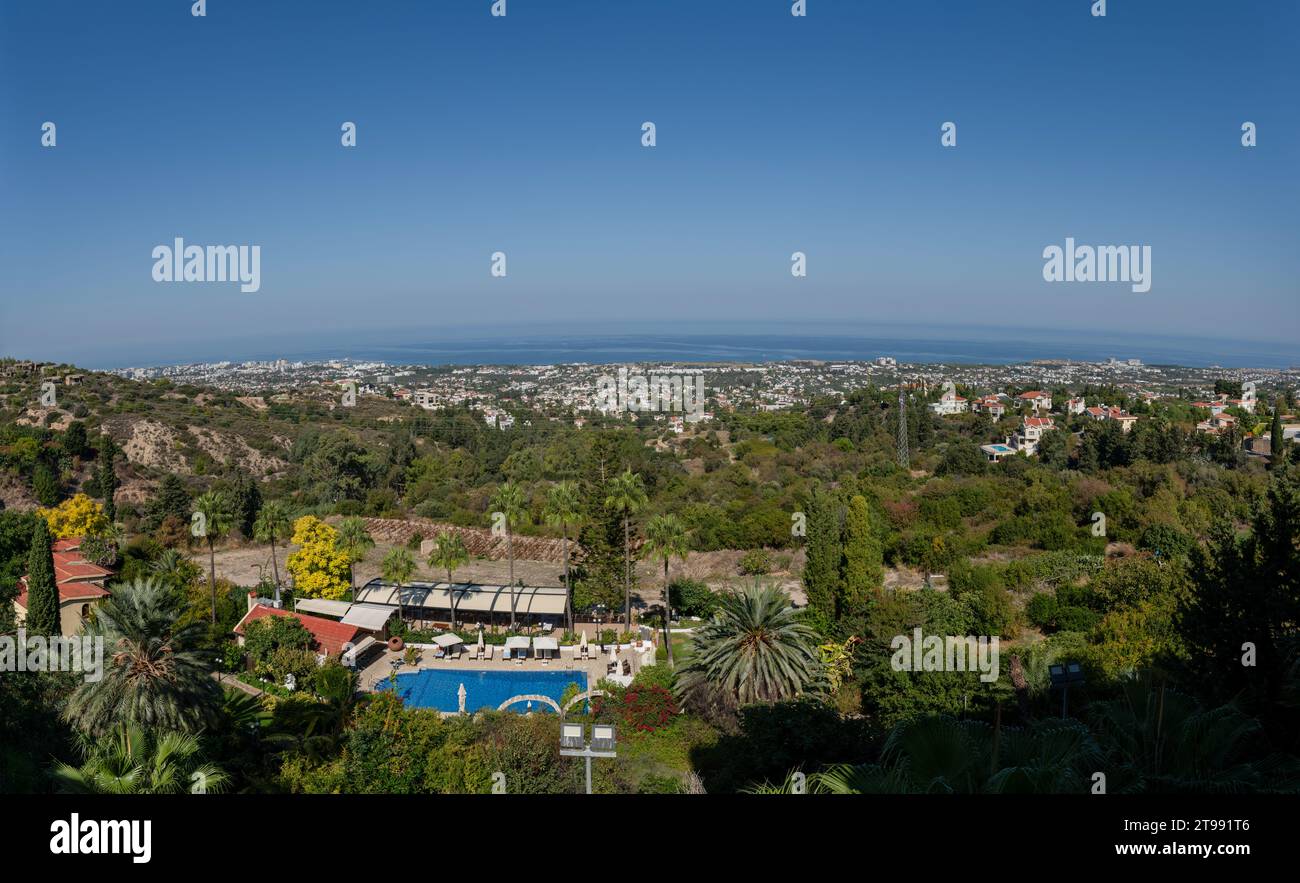 Panoramablick auf die Stadt Girne in Nordzypern Stockfoto