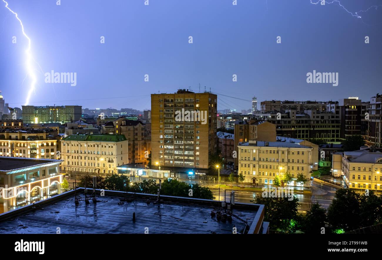 Juli 2022, Moskau, Russland. Blitze am Nachthimmel während eines Gewitters im Zentrum der russischen Hauptstadt. Stockfoto