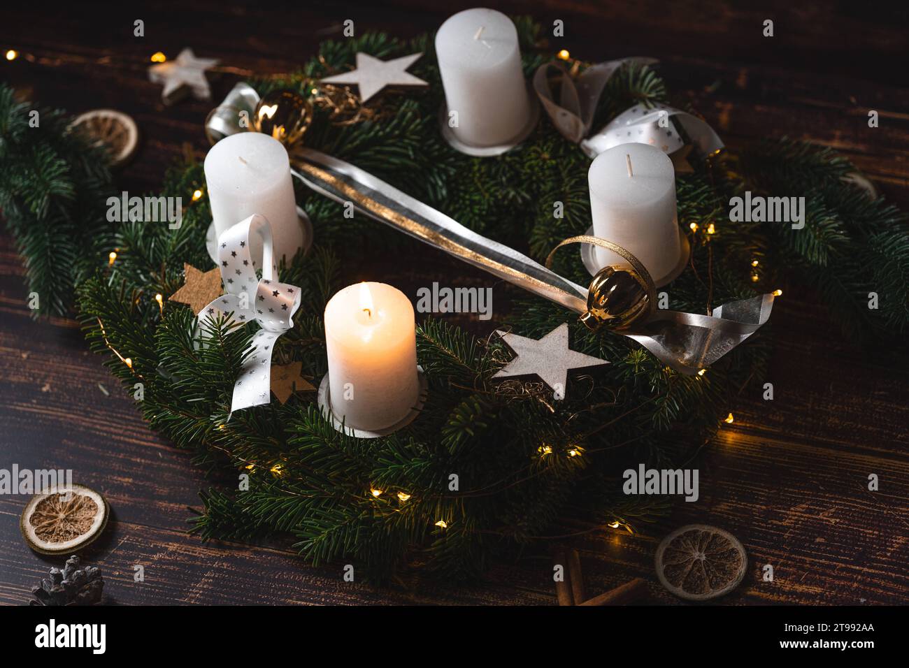 Adventskranz 1 kerze brennt -Fotos und -Bildmaterial in hoher Auflösung – Alamy