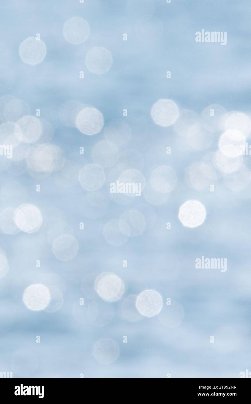 Glitzerndes blassblaues Meer-Bokeh-Hintergrund Stockfoto