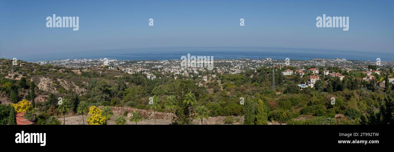 Panoramablick auf die Stadt Girne in Nordzypern Stockfoto