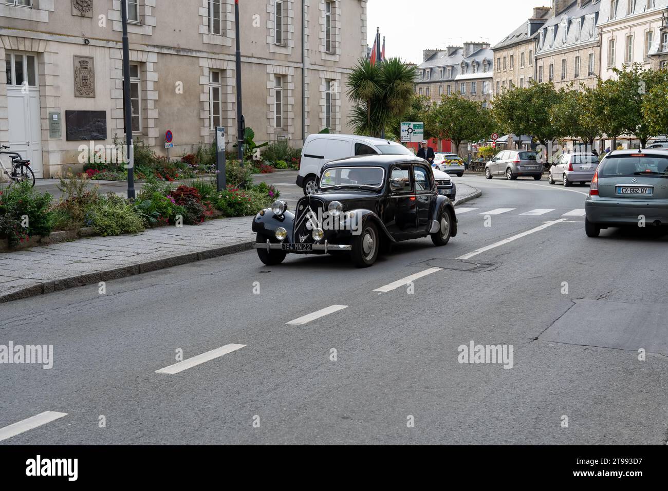 Nahaufnahme eines unberührten schwarzen Citroen Traction Avant-Autos, der die Hauptstraße entlang fährt Stockfoto