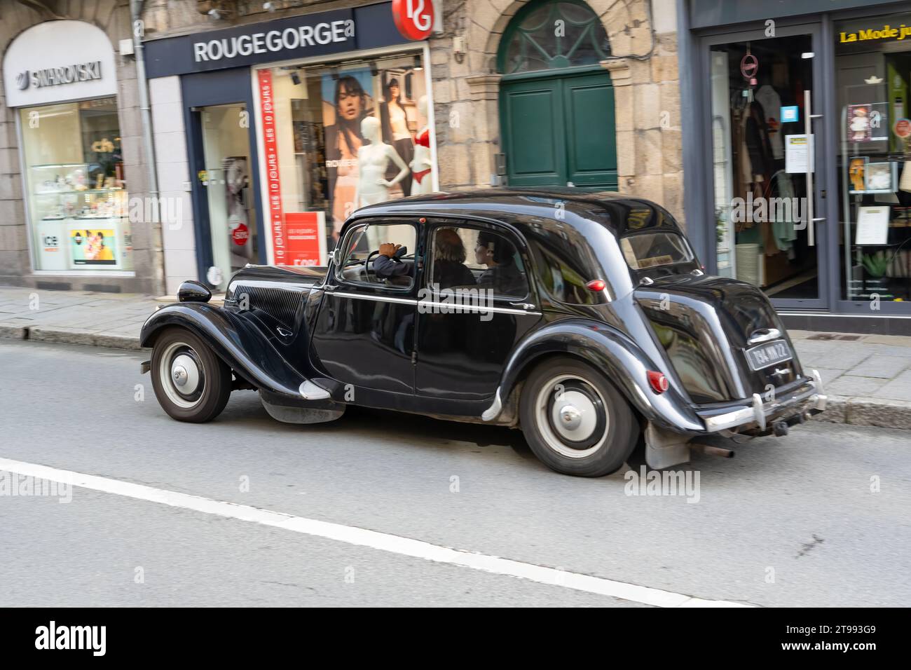 Nahaufnahme eines unberührten schwarzen Citroen Traction Avant-Autos, der die Hauptstraße entlang fährt Stockfoto