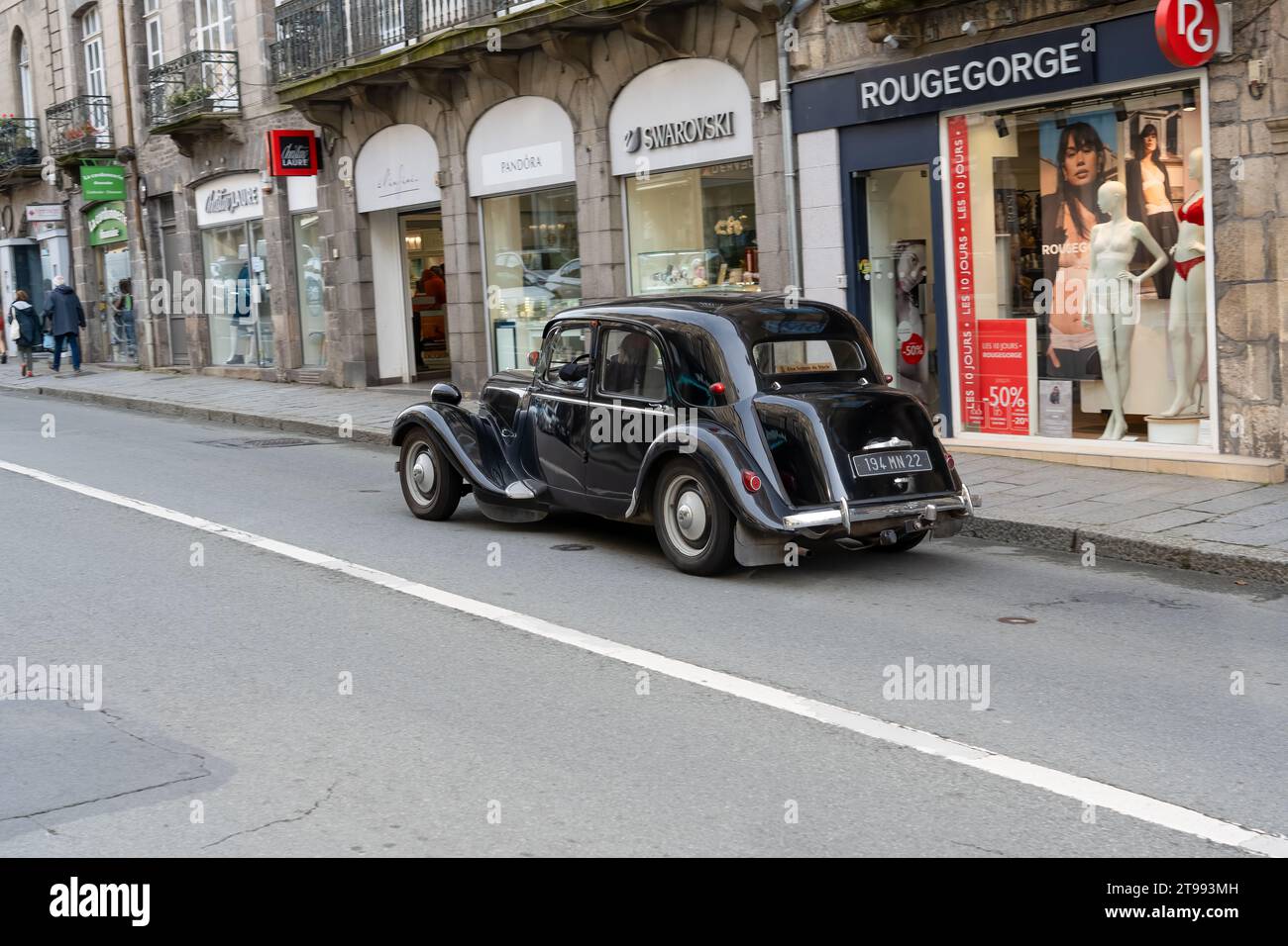 Nahaufnahme eines unberührten schwarzen Citroen Traction Avant-Autos, der die Hauptstraße entlang fährt Stockfoto