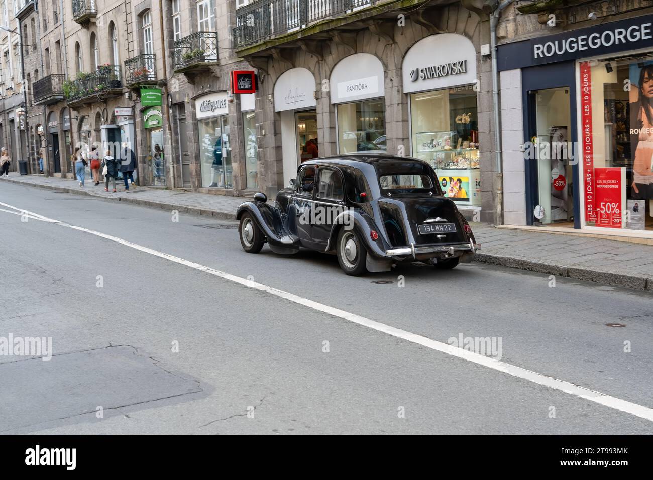 Nahaufnahme eines unberührten schwarzen Citroen Traction Avant-Autos, der die Hauptstraße entlang fährt Stockfoto