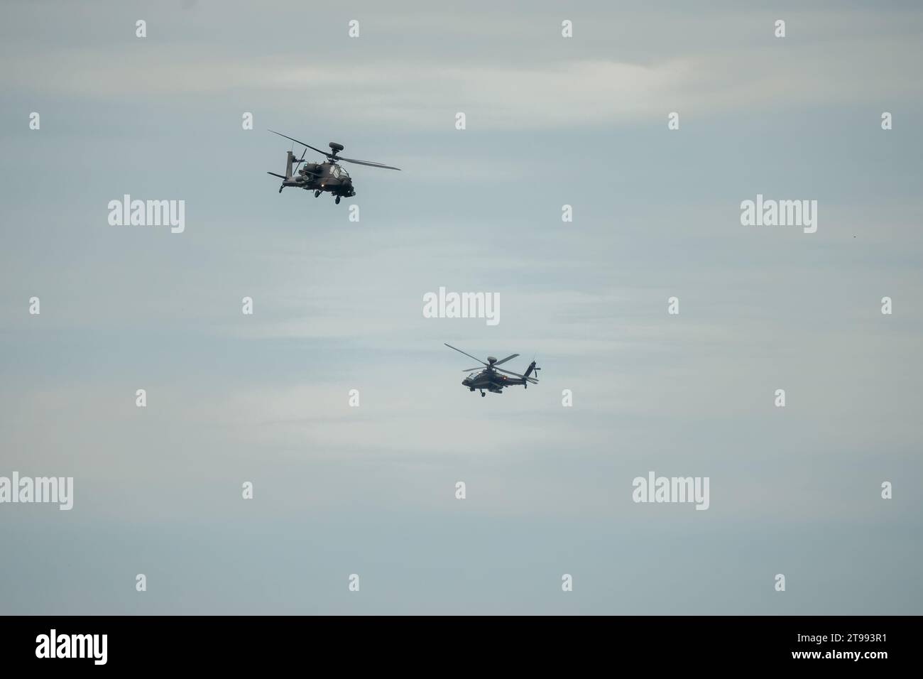 Ein Paar britische Armee Boeing Apache Angriffshubschrauber (AH-64E Army Air) im Tiefflug über die Sommerlandschaft Stockfoto