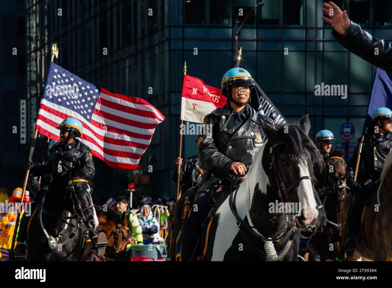 New York, Usa. November 2023. NYPD-Offiziere nehmen an der 97. Macy's Thanksgiving Day Parade in New York Teil. (Foto: Erin Lefevre/NurPhoto) Credit: NurPhoto SRL/Alamy Live News Stockfoto