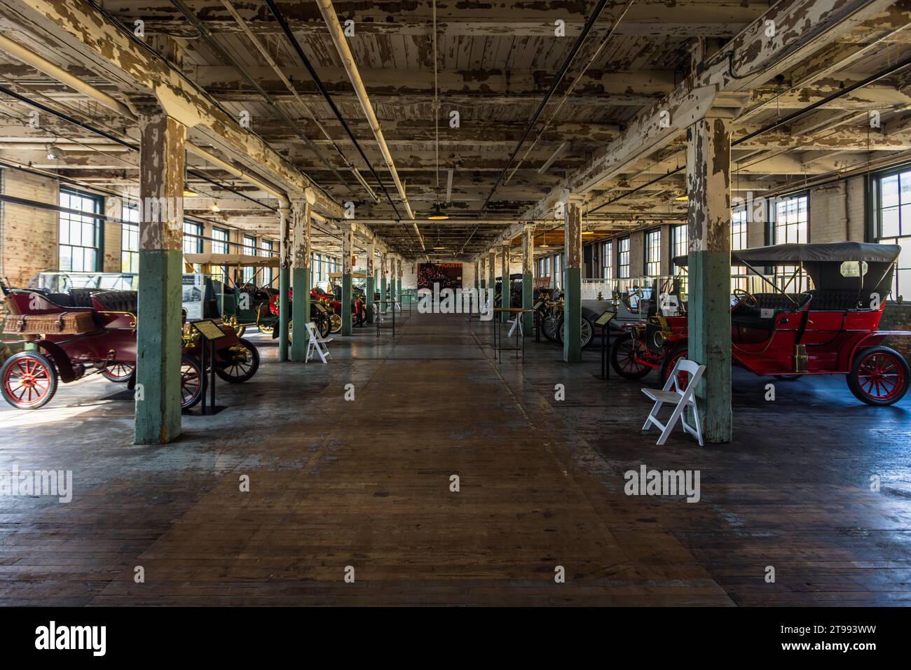 Ehemalige Produktionshalle des Ford Piquette-Werks in Detroit. Standort der weltweit ersten Serienproduktion von Automobilen. Henry Fords berühmtes Model T wurde hier von Oktober 1908 bis Dezember 1909 produziert. Danach war der Standort für die hohe Nachfrage bereits zu klein geworden. Ford Piquette Plant, Detroit, Usa. Im Werk Piquette Avenue werden die ersten Ford Model T-Fahrzeuge auf einer Montagelinie produziert. Es ist das älteste eigens errichtete, öffentlich zugängliche Fabrikgebäude Stockfoto