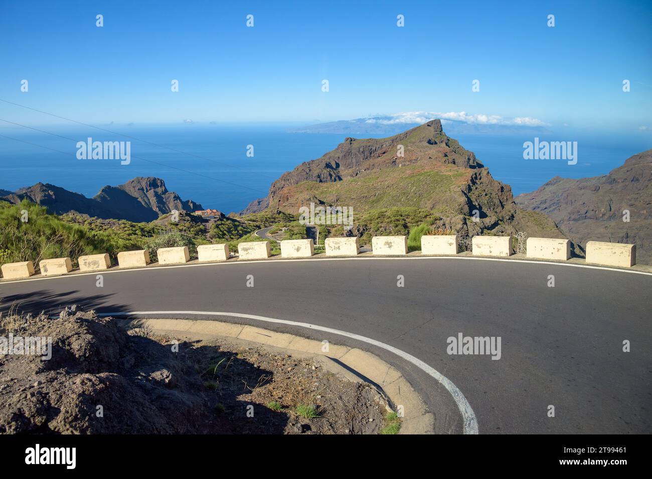 Blick auf die kurvenreiche, schmale Bergstraße zum Dorf Masca auf Teneriffa. Kanarische Inseln Stockfoto