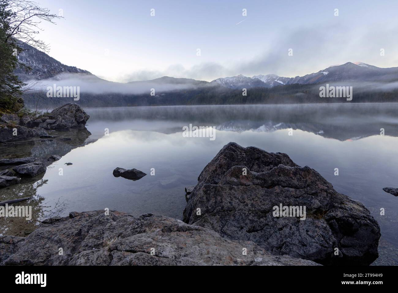 Nebel am Eibsee Nebelschwaden ziehen am späten Nachmittag über den Eibsee in Bayern., Grainau Deutschland *** Nebel am Eibsee Weisen des Nebels driften über den Eibsee in Bayern, Grainau Deutschland am späten Nachmittag Credit: Imago/Alamy Live News Stockfoto