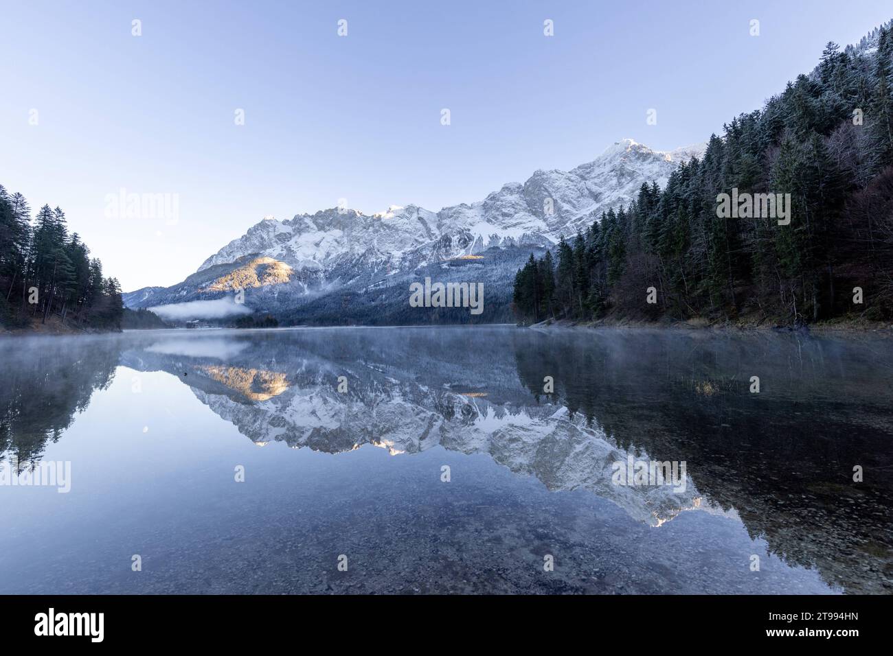 Nebel am Eibsee Nebelschwaden ziehen am späten Nachmittag über den Eibsee in Bayern., Grainau Deutschland *** Nebel am Eibsee Weisen des Nebels driften über den Eibsee in Bayern, Grainau Deutschland am späten Nachmittag Credit: Imago/Alamy Live News Stockfoto