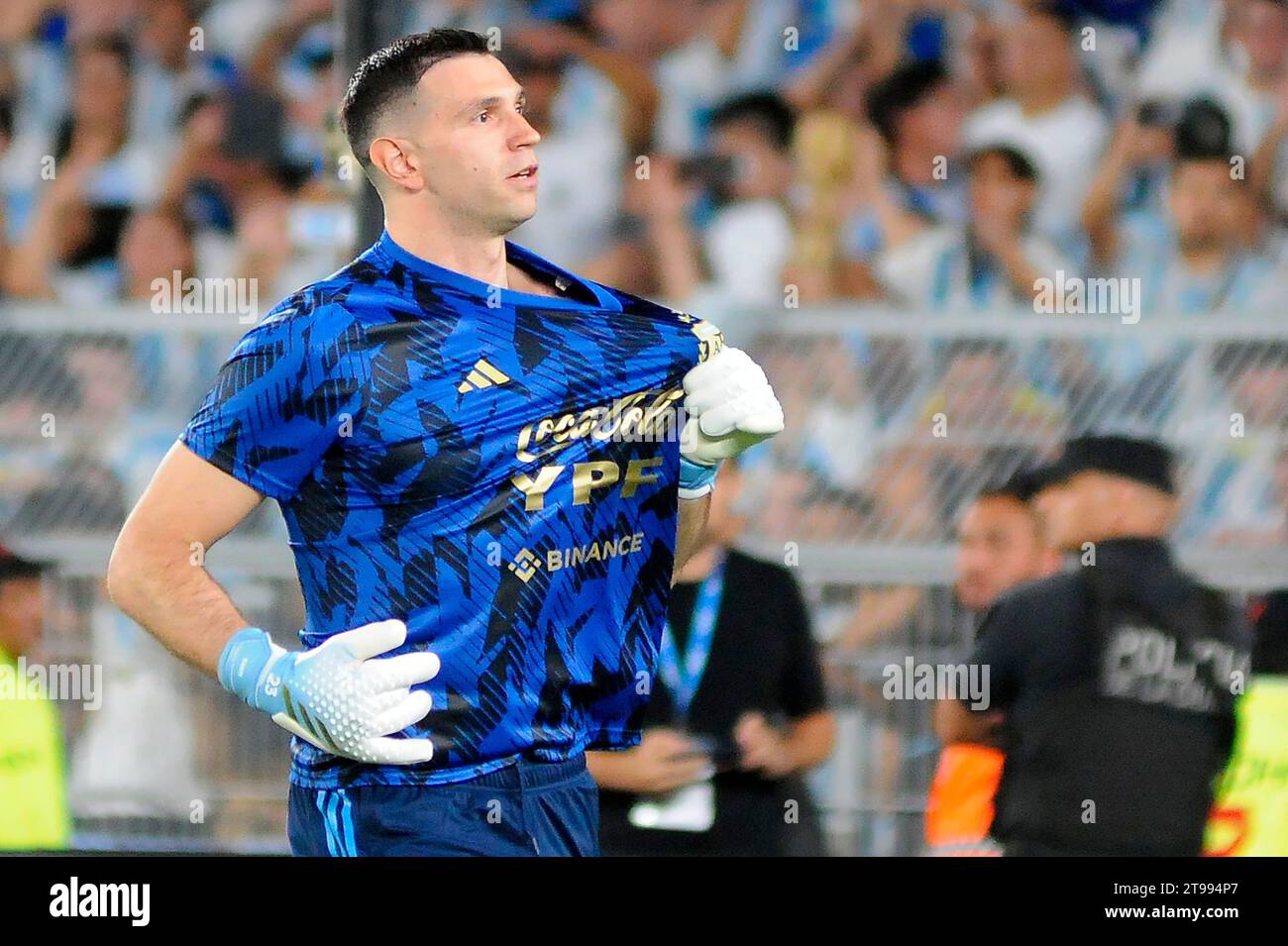 Buenos Aires, Argentinien. 23. märz 2023. Emiliano Martinez zeigt den Schild mit 3 Sternen während des Spiels zwischen Argentinien und Panama. Stockfoto