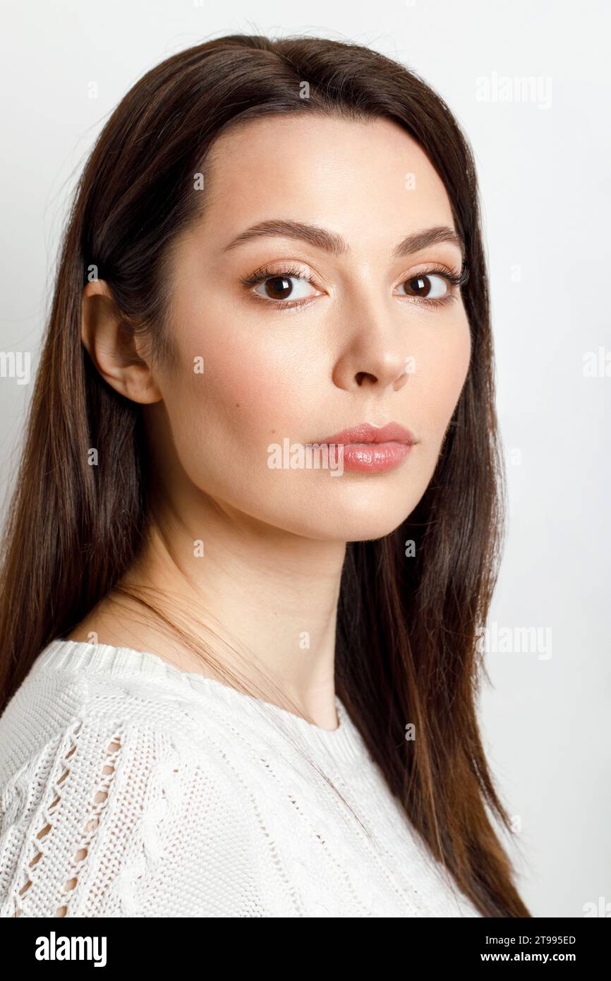 Porträt der schönsten Frau. Eine Frau mit ruhigem Gesicht schaut in die Kamera. Stockfoto