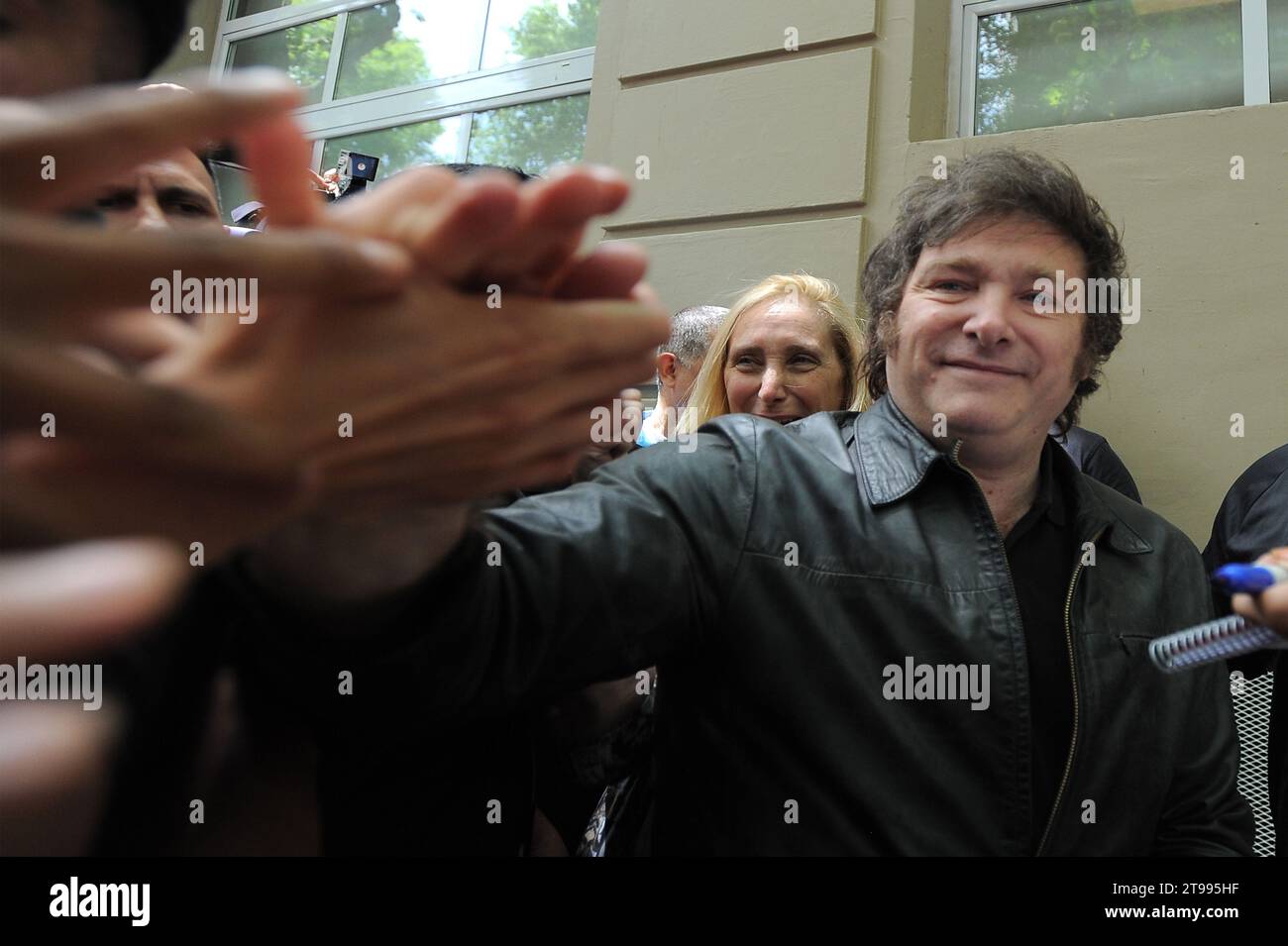 Buenos Aires, Argentinien. november 2023. Der argentinische Präsidentschaftskandidat Javier Milei kommt zur Abstimmung. Stockfoto