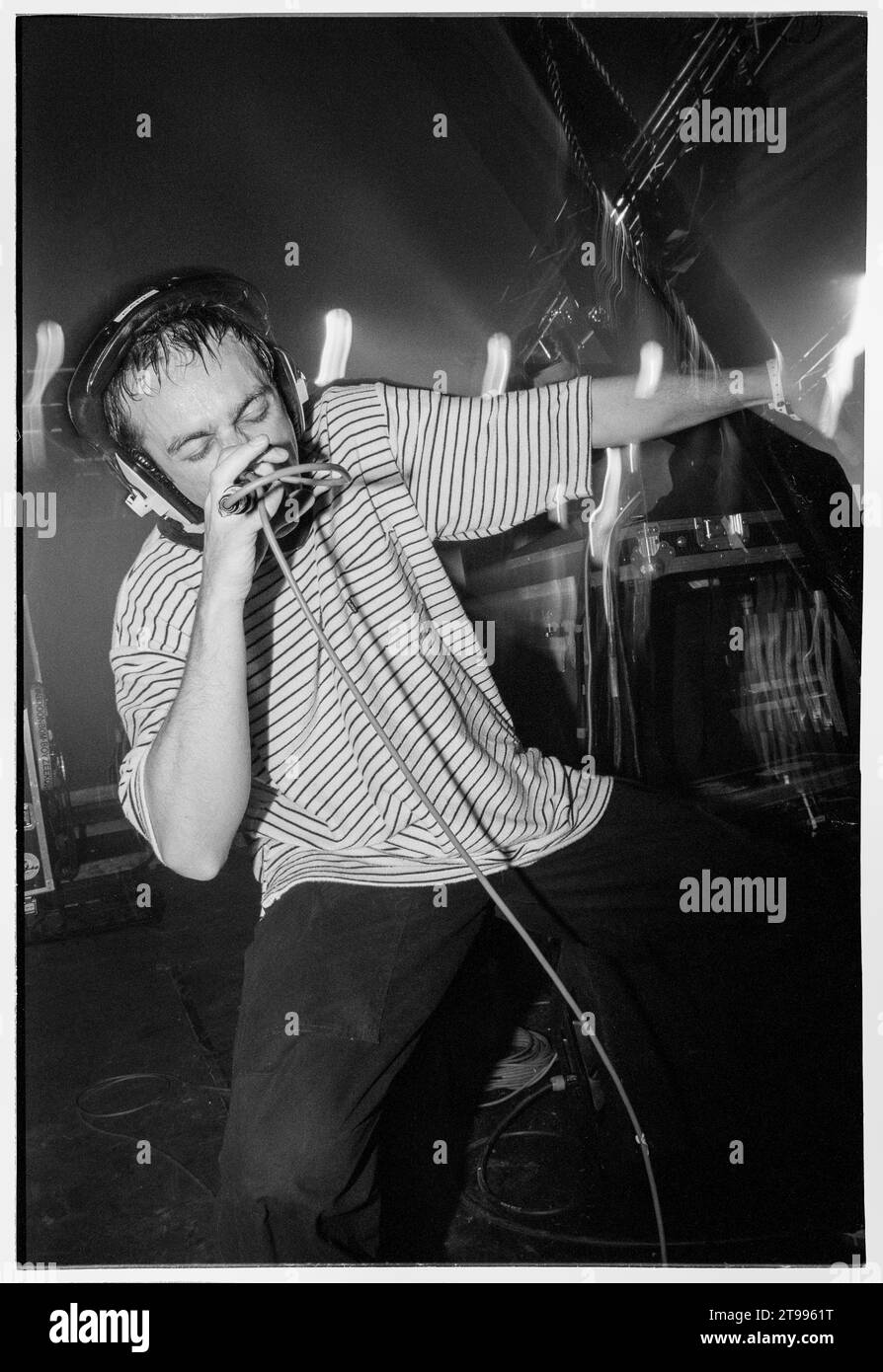 UNDERWORLD, ESSENTIAL FESTIVAL, BRIGHTON, 1996: Sänger Karl Hyde von der Techno-Band Underworld am 25. Mai 1996 auf dem Essential Festival 1996 im Stanmer Park in Brighton, England. Foto: Rob Watkins Stockfoto