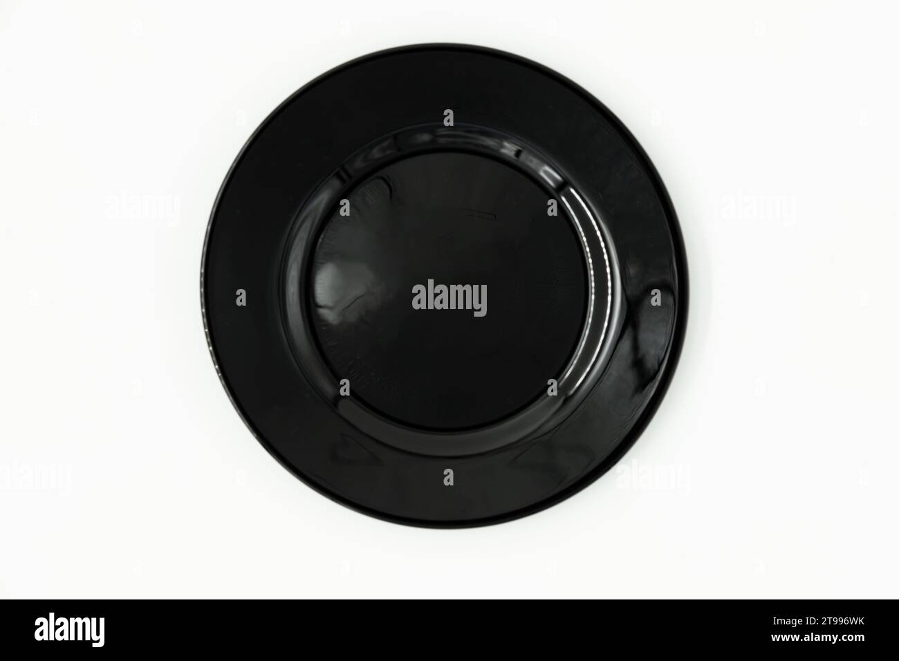 Foto einer schwarzen runden Platte auf weißem Hintergrund Stockfoto