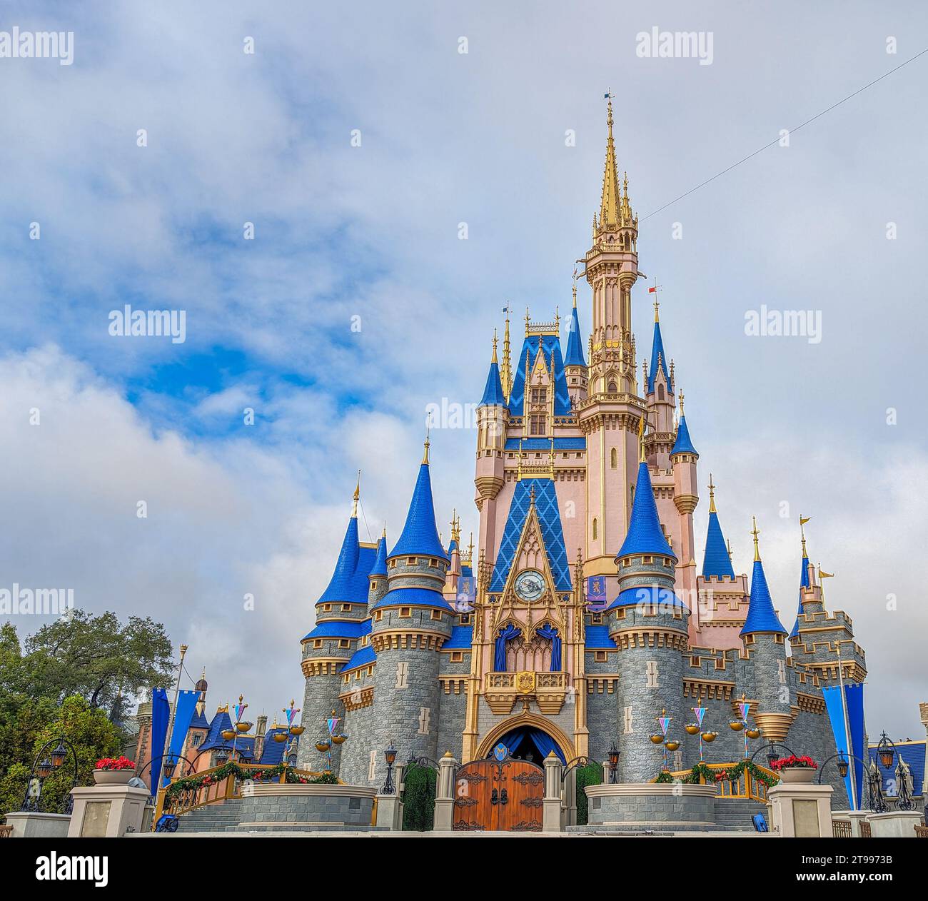 Cinderella Castle in der neuen rosa-blauen Farbe im Magic Kingdom Stockfoto