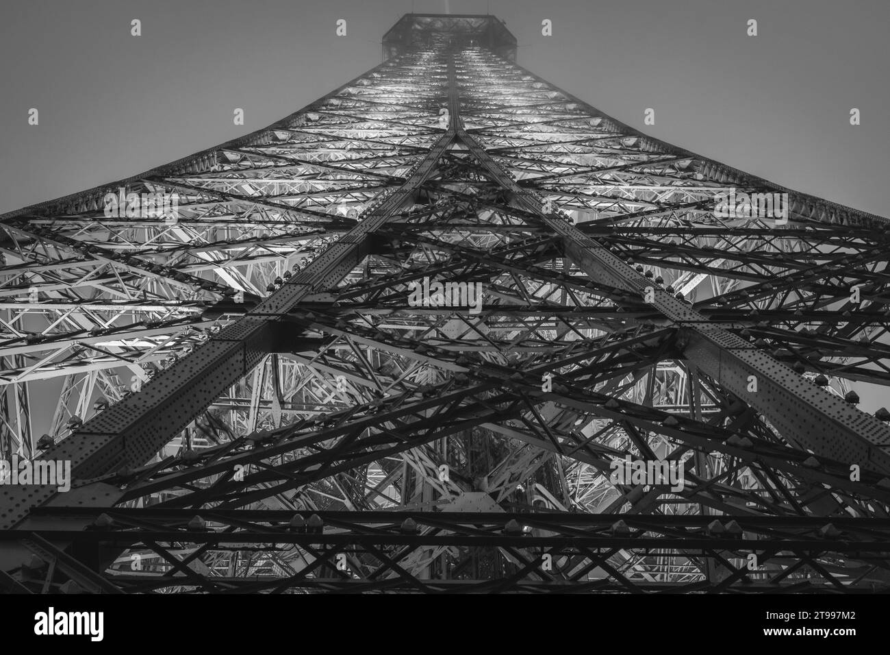 Der Eiffelturm leuchtet nachts auf. Paris Frankreich, 22. Oktober 2023. Stockfoto