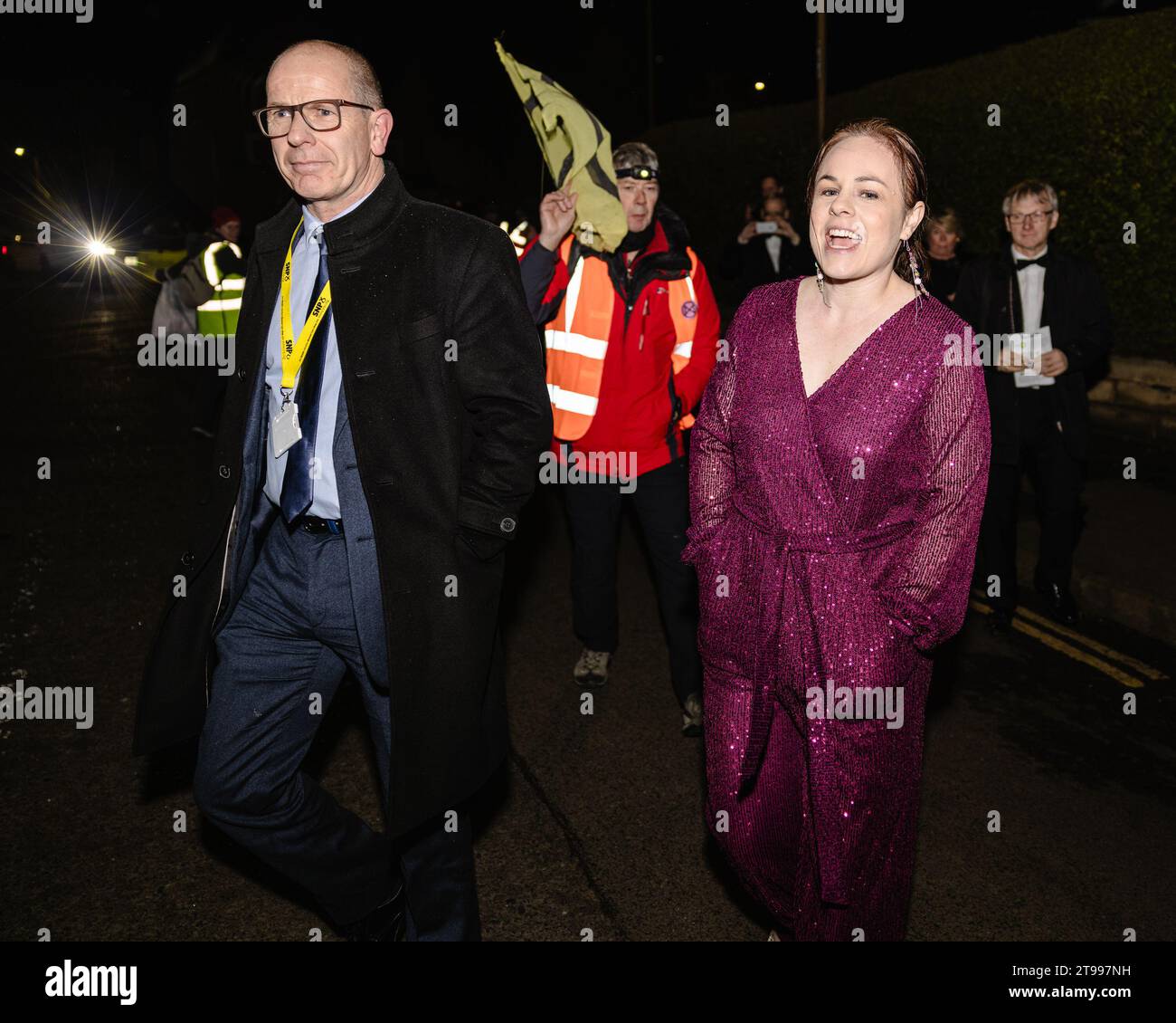 Edinburgh, Schottland. 23. November 2023. Kate Forbes MSP kommt zu der Veranstaltung und wird zu ihrer Teilnahme von einem Demonstrator Extinction Rebellion Climate Protest bei der Scottish Political of the Year Awards Credit: Raymond Davies / Alamy Live News befragt Stockfoto