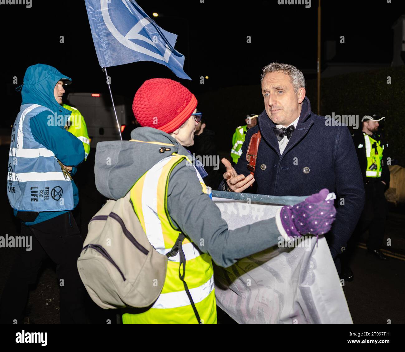 Edinburgh, Schottland. 23. November 2023. Alex Cole-Hamilton MSP, Leiter der Scottish Lib Dems, kommt zu der Veranstaltung und spricht mit Demonstranten Extinction Rebellion Klimaprotest bei der Scottish Political of the Year Awards Credit: Raymond Davies / Alamy Live News Stockfoto