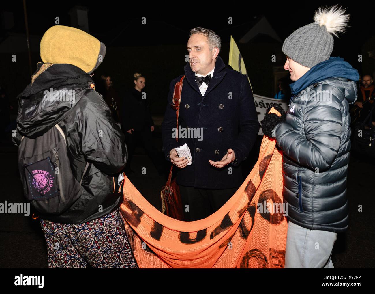 Edinburgh, Schottland. 23. November 2023. Alex Cole-Hamilton MSP, Leiter der Scottish Lib Dems, kommt zu der Veranstaltung und spricht mit Demonstranten Extinction Rebellion Klimaprotest bei der Scottish Political of the Year Awards Credit: Raymond Davies / Alamy Live News Stockfoto