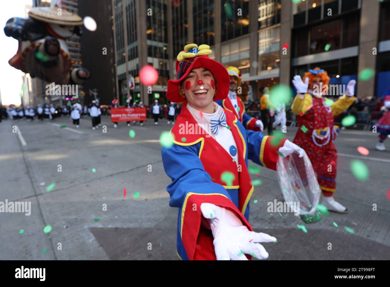 Ein Mitglied der Circus Clowns trifft den Fotografen mit Konfetti während der 97. Macy's Thanksgiving Day Parade in New York am Donnerstag, 23. November 2023. (Foto: Gordon Donovan) Stockfoto