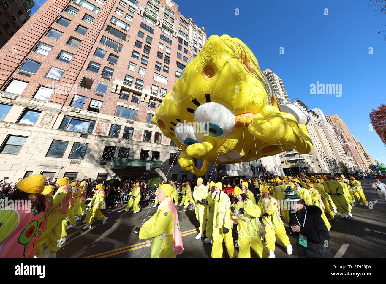 Die Spongebob Squarepants & Gary fahren die Sixth Avenue während der 97. Macy's Thanksgiving Day Parade in New York am Donnerstag, 23. November 2023. Dies ist SpongeBobs dritter Ballon in der Parade; 2004 trat er zum ersten Mal auf und wurde 2013 für seinen zweiten Ballon neu gestaltet. SpongeBob war auch der erste quadratische Ballon der Parade. (Foto: Gordon Donovan) Stockfoto