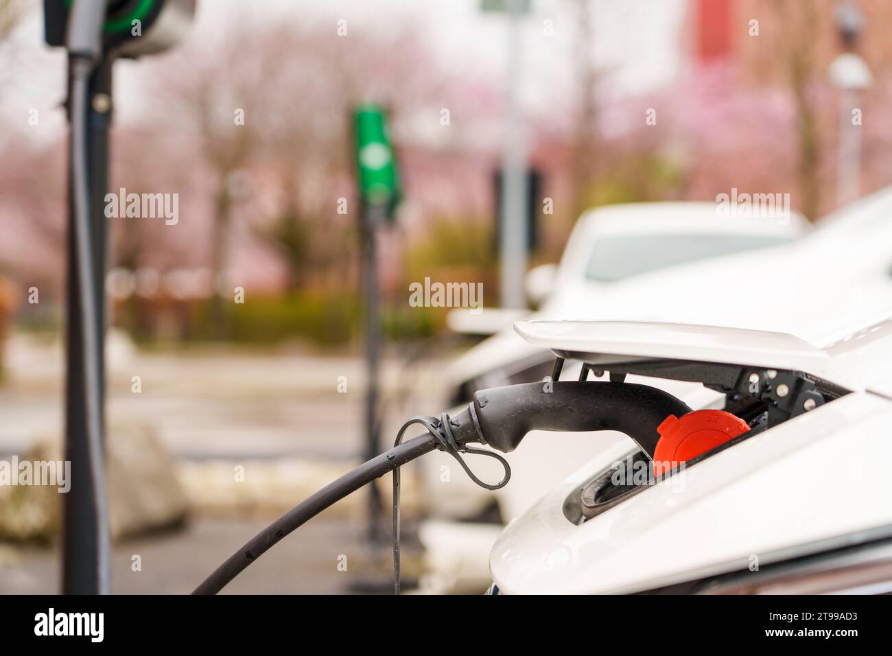 Elektroauto lädt auf der Straße auf Stockfoto