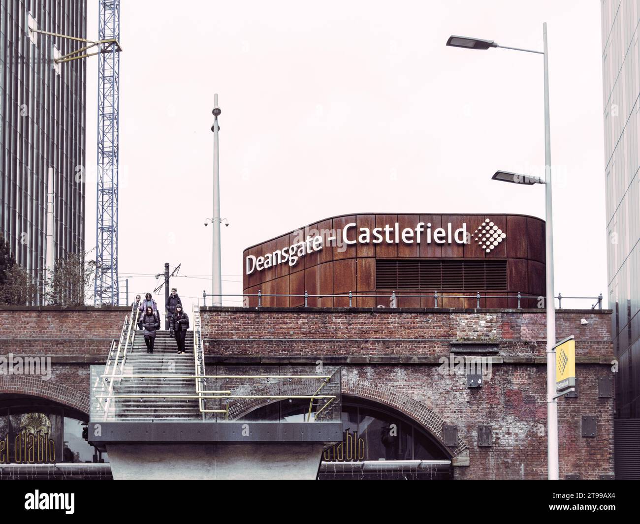 Deansgate Castlefield Metrolink Straßenbahnhaltestelle in Manchester Stockfoto