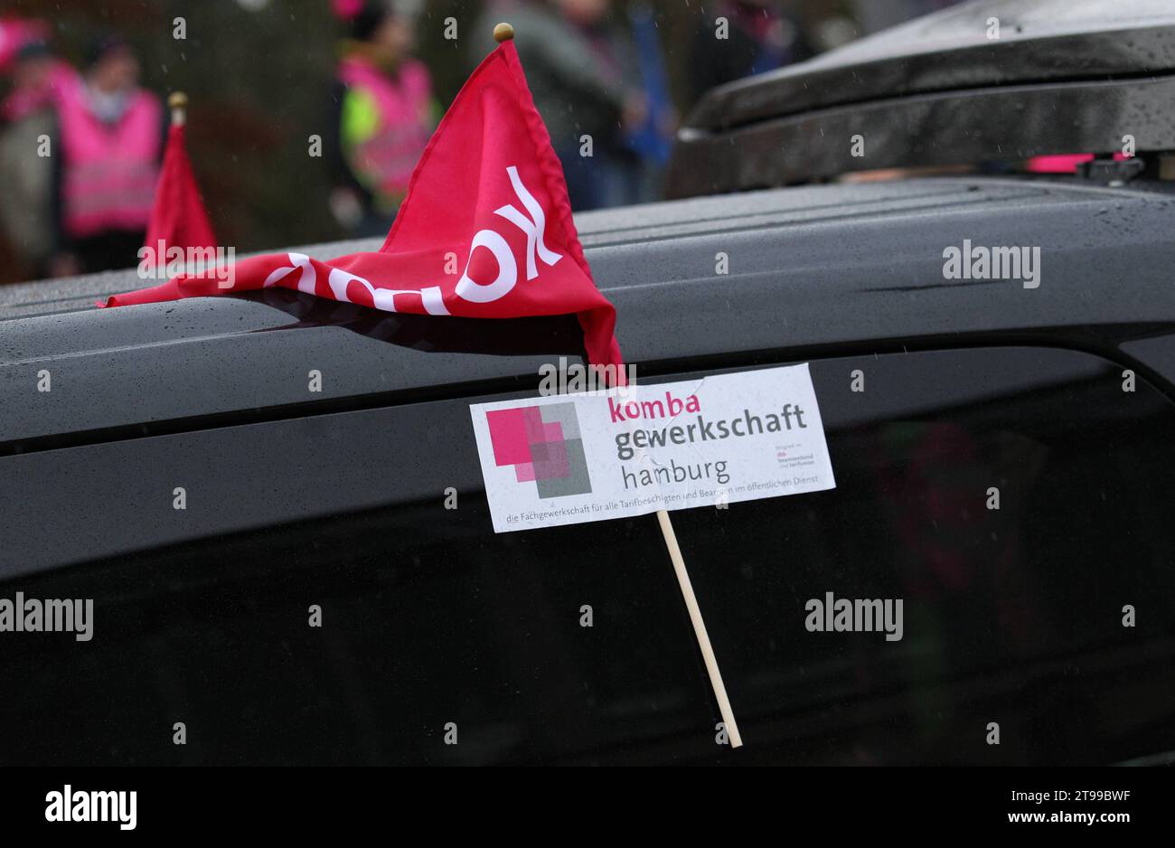 Demonstration des Deutschen Beamtenbundes dbb für eine Lohnerhöhung der Arbeitnehmer im öffentlichen Dienst. Der Protestzug, an dem sich laut dbb etwa 4,000 Menschen beteiligte, zog vom Bahnhof Dammtor durch die Stadt bis zum Millerntor auf St. Pauli. An einem Auto hängt ein Fähnchen der komba gewerkschaft hamburg. Rotherbaum Hamburg *** Demonstration des Deutschen Beamtenverbandes dbb für eine Lohnerhöhung für Mitarbeiter des öffentlichen Sektors der protestmarsch, an dem laut dbb rund 4.000 Menschen teilnahmen, ging vom Bahnhof Dammtor durch die Stadt nach Millerntor in St. Pauli Eine Flagge Stockfoto