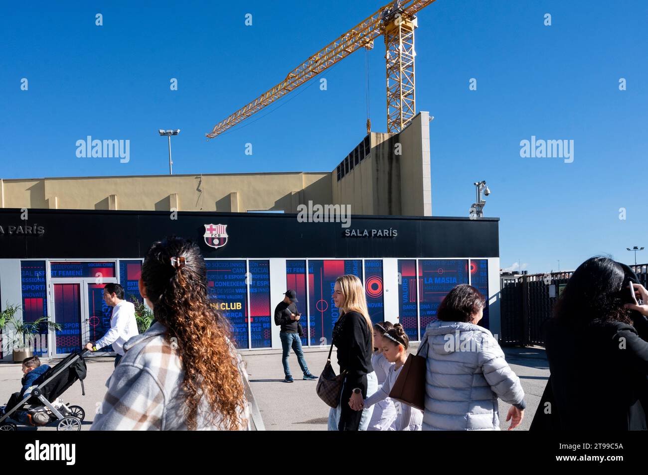 Besucher gehen an den Bauarbeiten vorbei, die im Juni im neuen Spotify Camp Nou, dem Stadion des Fußballclubs Barcelona, begonnen haben. Wenn alles wie geplant und budgetiert läuft, wird das neue Stadiondesign bis Ende der Saison 2025-26 komplett renoviert und voll einsatzbereit sein. Stockfoto