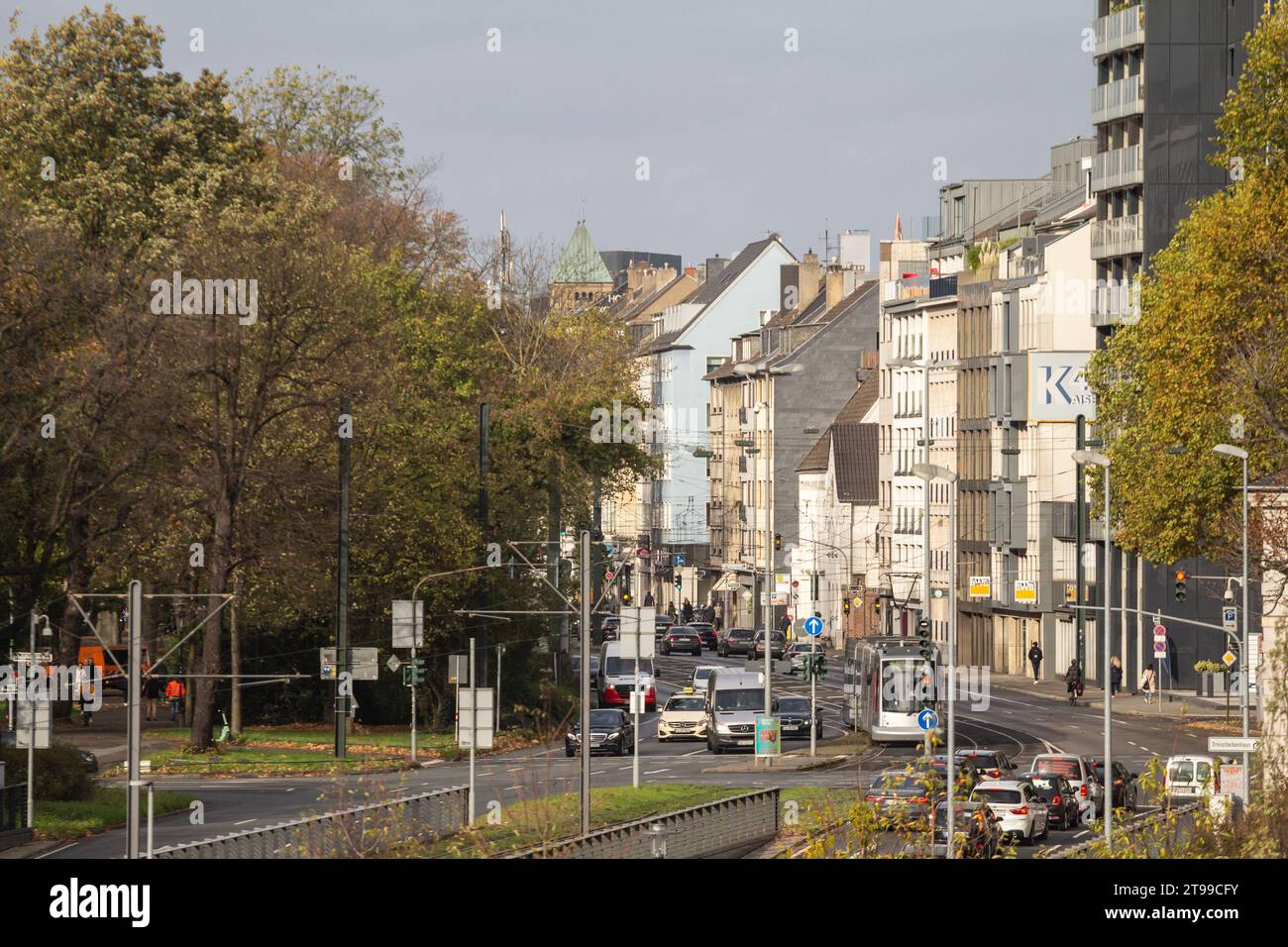 Bild einer Straßenbahn, die an Autos vorbeifährt auf der Berliner Allee im Zentrum von Düsseldorf. Stockfoto
