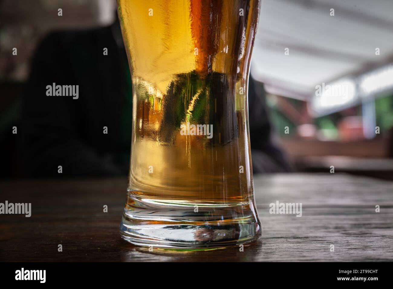 Bild eines Bechers mit einem leichten Bier im Pilsner-/Lager-Stil, serviert in einem Glas in Standardgröße mit Blasen. Stockfoto