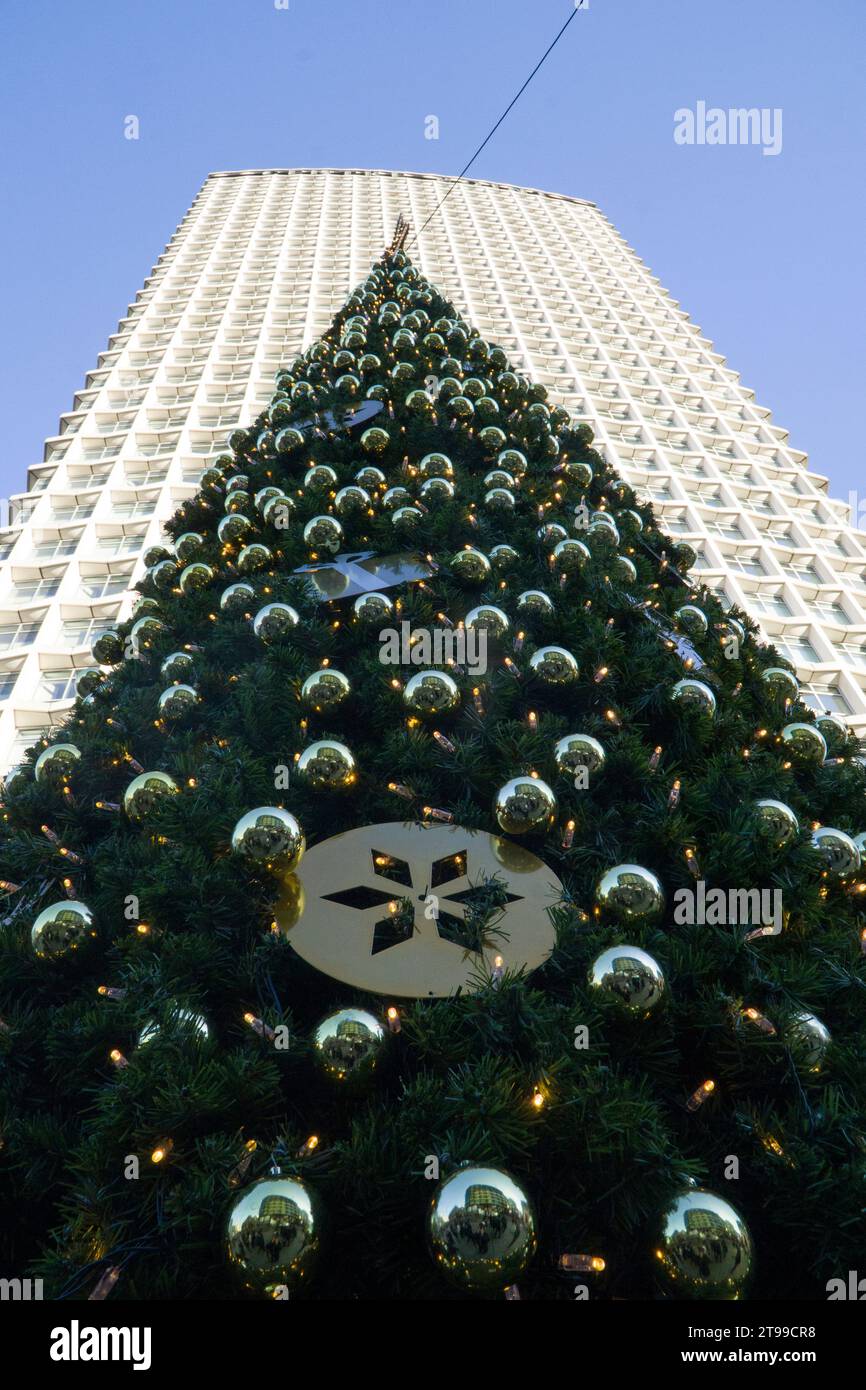 London, 23. November 2023: Ein geschmückter Weihnachtsbaum vor dem Centrepoint-Gebäude an der Kreuzung von Oxford Street, Charing Cross Road und Tottenham Court Road. Der Name Centrepoint wird auch mit einer Wohltätigkeitsorganisation für Obdachlose in Verbindung gebracht. Anna Watson/Alamy Live News Stockfoto