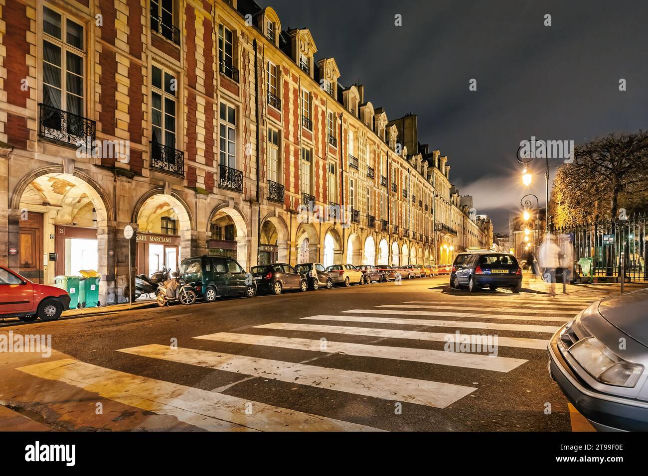 Place des Vosges in Paris, Frankreich bei Nacht Stockfoto